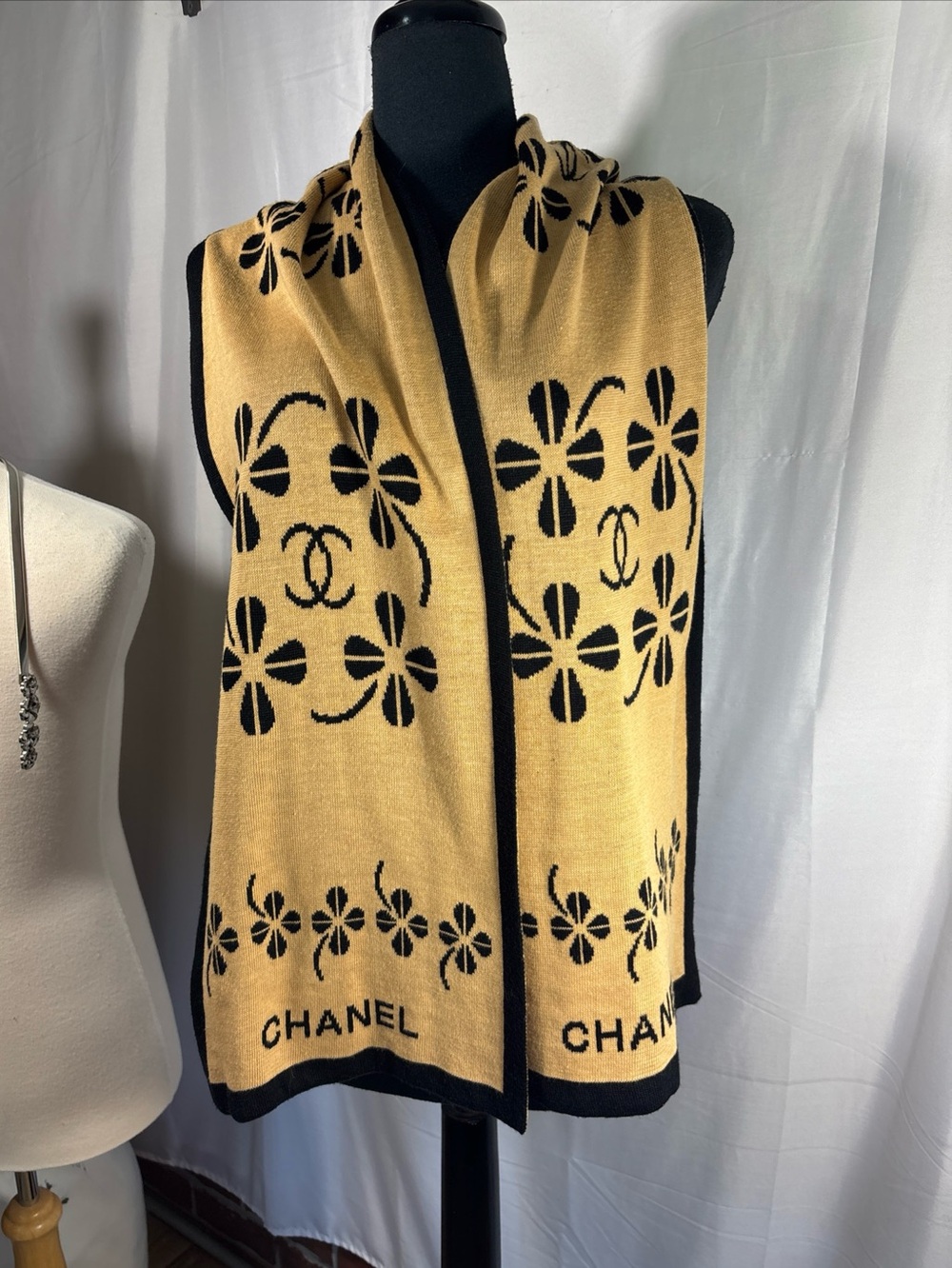 Chanel scarf wool. Authenticity unknown